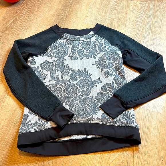 Lululemon Fleet Street Floral Lace Print Pullover Sweatshirt Thumbholes sz6 A8 - Picture 2 of 4
